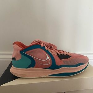 Kyrie low 5 madder root/bright spruce men’s 8